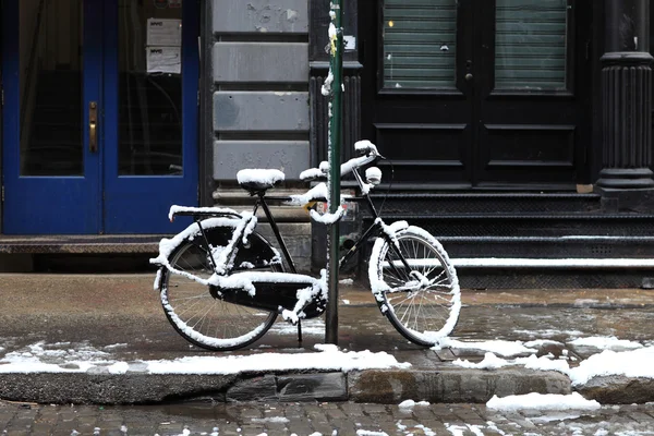Bicicleta coberta de neve — Fotografia de Stock