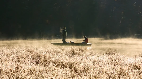 朝の霧での釣り — ストック写真
