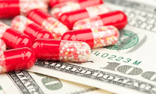 Pillole per il primo piano e denaro — Foto Stock
