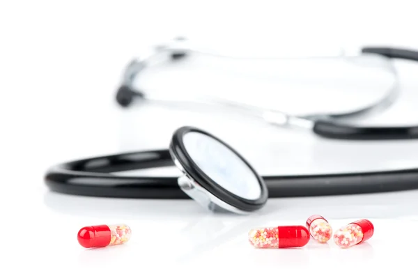 Läkarens stetoskop och piller närbild — Stockfoto