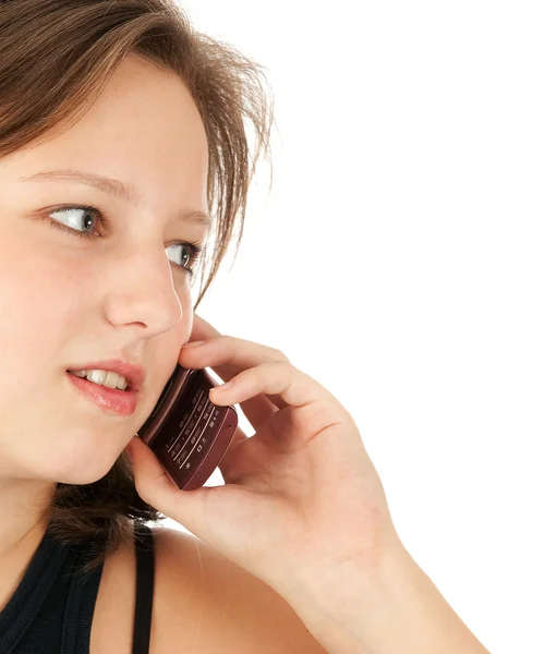 Młoda kobieta rozmawia przez telefon komórkowy — Zdjęcie stockowe