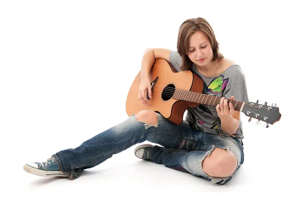 Chica adolescente tocando una guitarra acústica — Foto de Stock