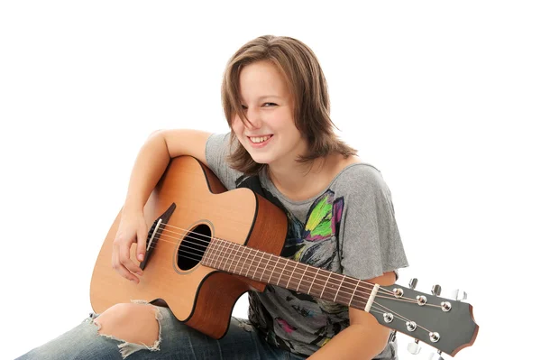 Όμορφη κοπέλα παίζει κιθάρα — Φωτογραφία Αρχείου