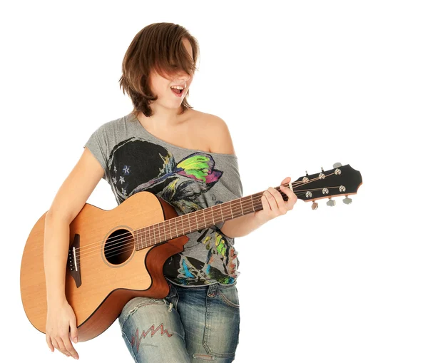 Tiener meisje afspelen een akoestische gitaar — Stockfoto