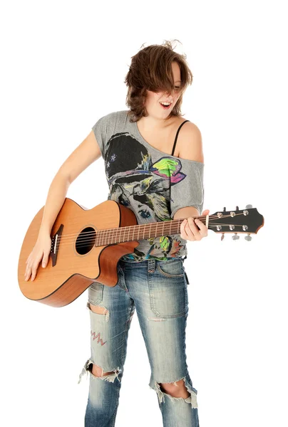 Όμορφη νεαρή κοπέλα παίζει κιθάρα — Φωτογραφία Αρχείου