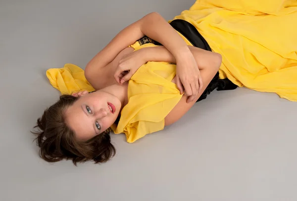 Ein Mädchen auf dem Boden liegend — Stockfoto