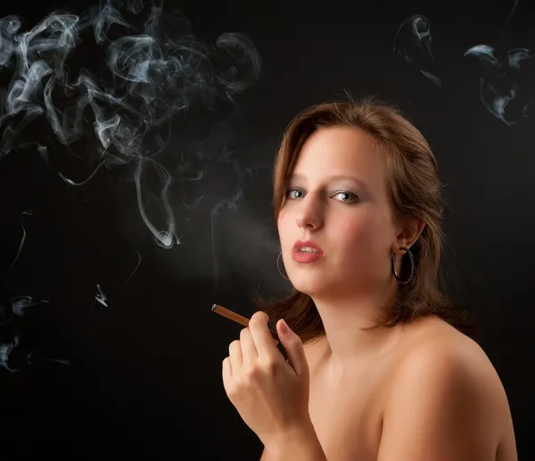 Mladá žena kouření — Stock fotografie