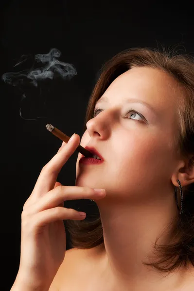 Bella donna fuma una sigaretta — Foto Stock