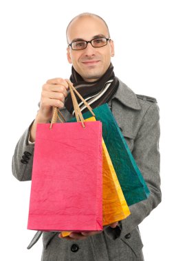 Alışveriş çantalı genç adam.