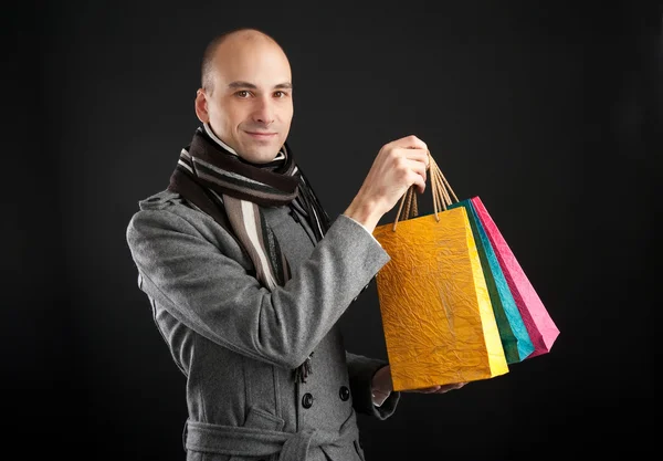 Mladí muži s dárky tašky — Stock fotografie