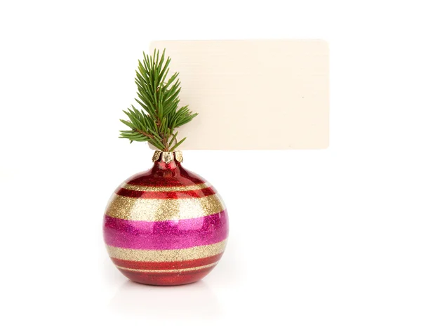 Bola de Navidad con tarjeta de felicitación en blanco — Foto de Stock