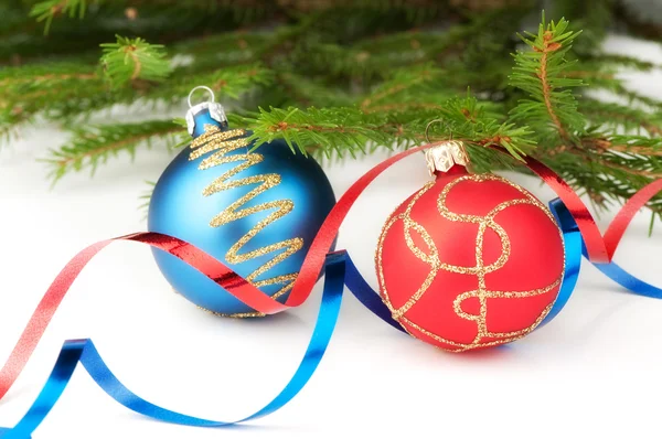 Bola de Navidad con cinta rizada y árbol de Navidad — Foto de Stock