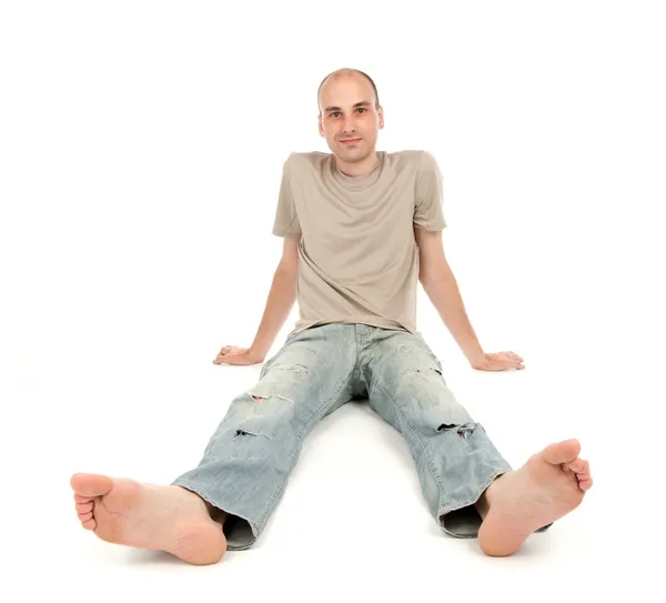 Χαλαρός άνθρωπος κάθεται στο πάτωμα — Φωτογραφία Αρχείου