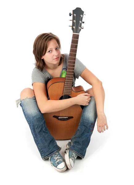 Девушка играет на акустической гитаре — стоковое фото