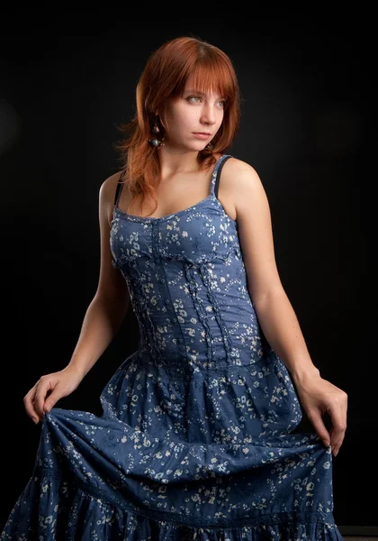 Сексуальная женщина в синем платье — стоковое фото