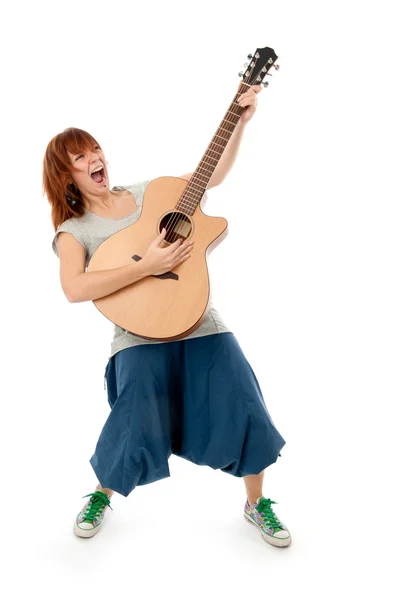 Chica adolescente tocando una guitarra acústica — Foto de Stock