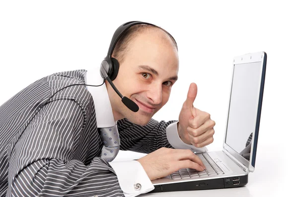 Обслуживающий клиентов человек со своим ноутбуком — стоковое фото