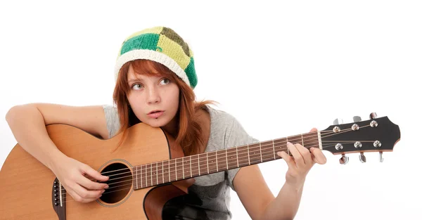 Έφηβος κορίτσι παίζει μια ακουστική κιθάρα — Φωτογραφία Αρχείου