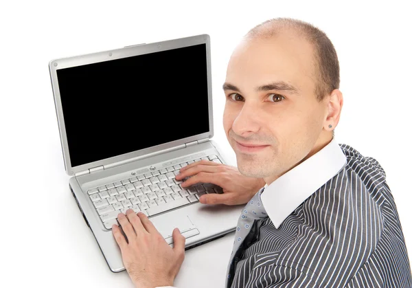 Jovem empresário usando laptop — Fotografia de Stock