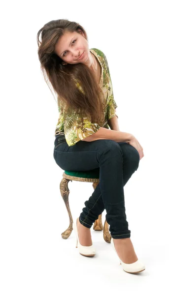 Όμορφη γυναίκα που κάθεται στην καρέκλα — Φωτογραφία Αρχείου