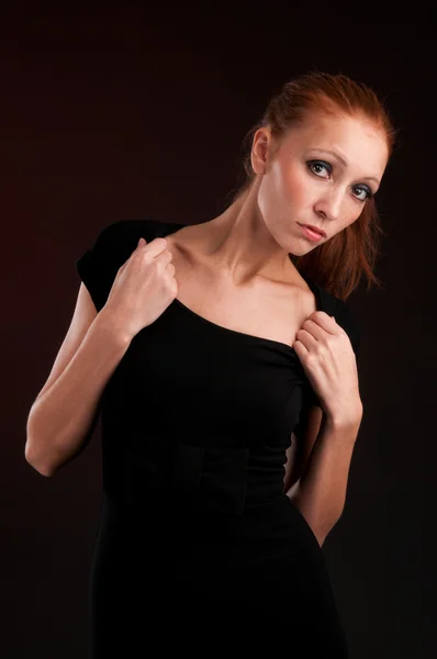 Jonge redhead vrouw in zwarte jurk — Stockfoto
