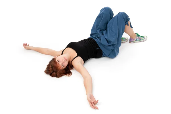 Ung flicka liggande på ett vitt golv — Stockfoto
