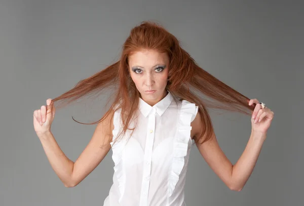 Genç güzel kızıl saçlı kadın — Stok fotoğraf
