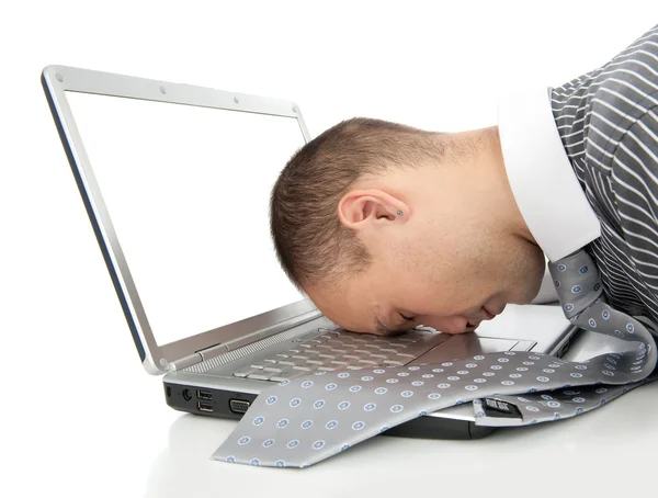 Стрессовый бизнесмен отдыхает на ноутбуке — стоковое фото
