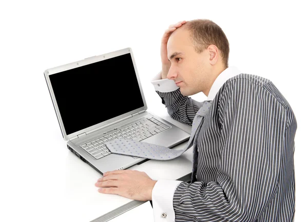 Молодой обеспокоенный бизнесмен с ноутбуком — стоковое фото