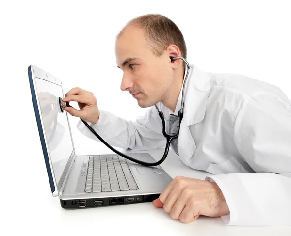 Доктор со стетоскопом, чинит ноутбук — стоковое фото