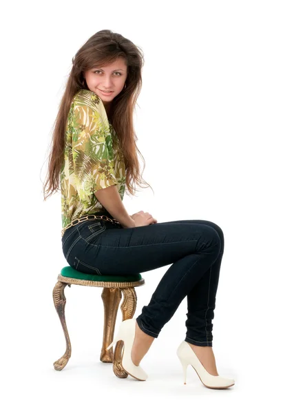 Portrait d'une jeune femme assise sur une chaise — Photo