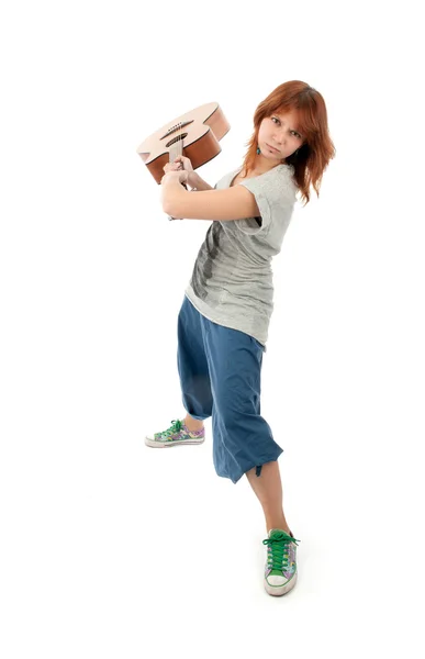 Девушка разбивает гитару — стоковое фото
