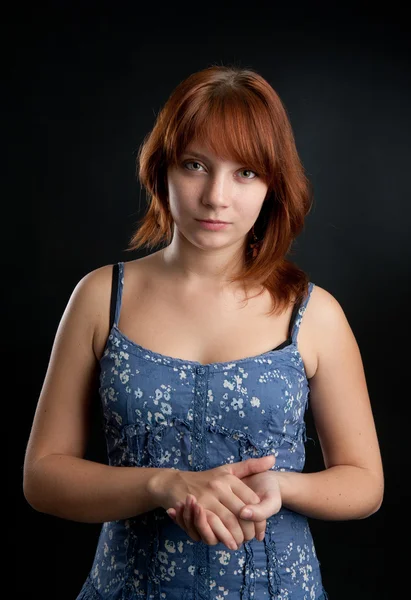 Porträt eines Mädchens mit roten Haaren — Stockfoto