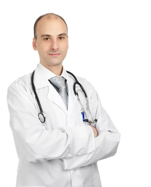 Sorridente medico fiducioso in piedi con le mani incrociate — Foto Stock