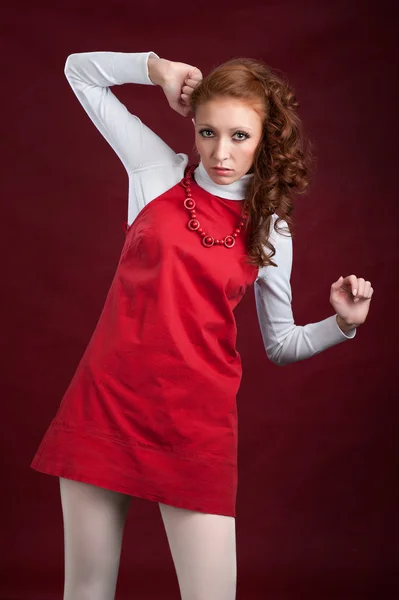 Νεαρή κοπέλα με κόκκινο φόρεμα — Φωτογραφία Αρχείου