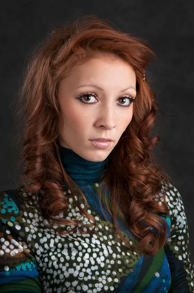Mladá krásná žena s dlouhými kudrnatými vlasy — Stock fotografie