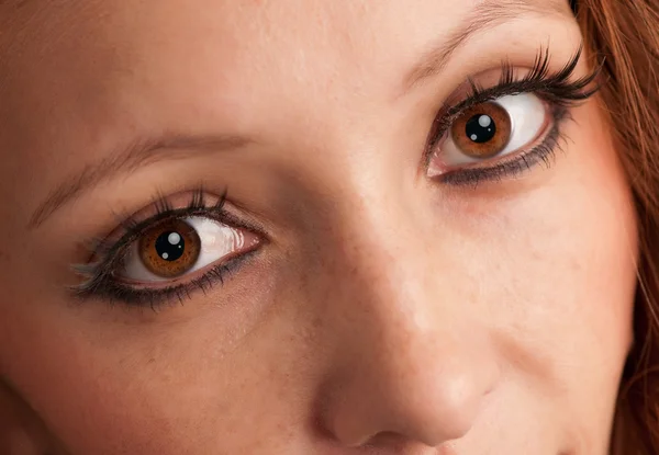 Hermosos ojos de mujer joven de cerca — Foto de Stock