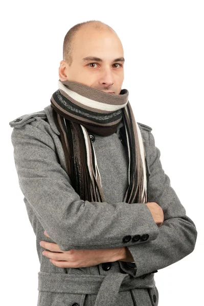 Портрет красивого мужчины в шарфе и пальто — стоковое фото