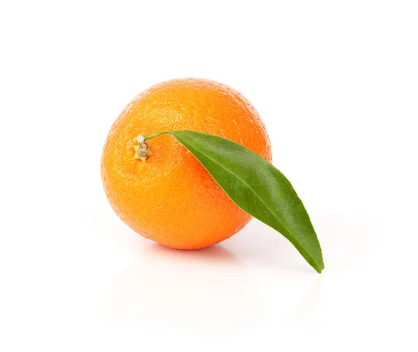 Frische Mandarine Mit Grünen Blättern Auf Weißem Hintergrund — Stockfoto