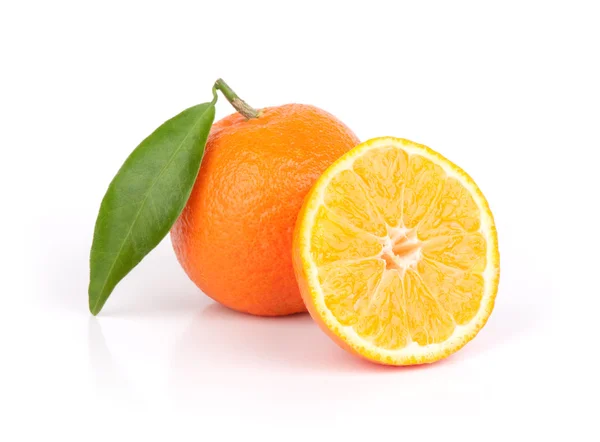 Frische Mandarinenfrüchte mit geschnittenen und grünen Blättern — Stockfoto
