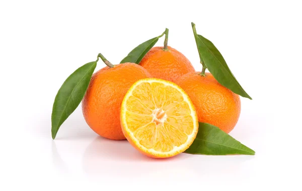 Reife Mandarinen mit Blättern und Scheiben — Stockfoto