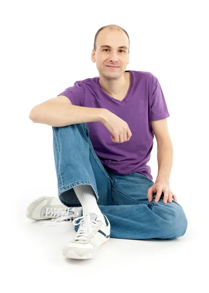 Neformální mladý muž sedí uvolněně — Stock fotografie