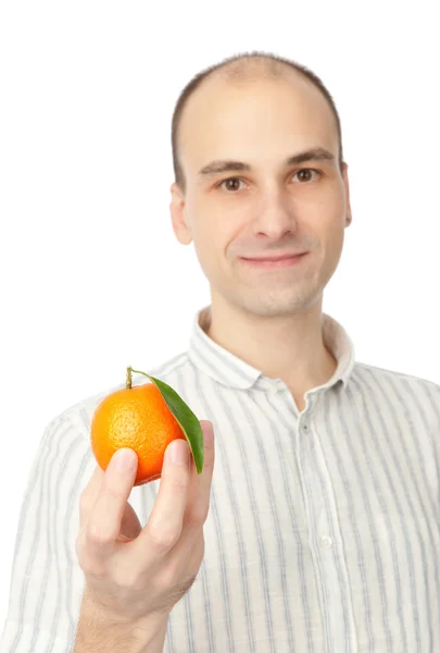 Junger Mann Mit Mandarine Der Hand Isoliert Auf Weiß — Stockfoto