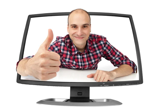 快乐的年轻人在电脑的显示器中显示他的拇指 — 图库照片