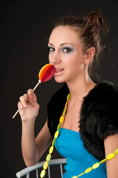 Vackra damen med lollipop — Stockfoto