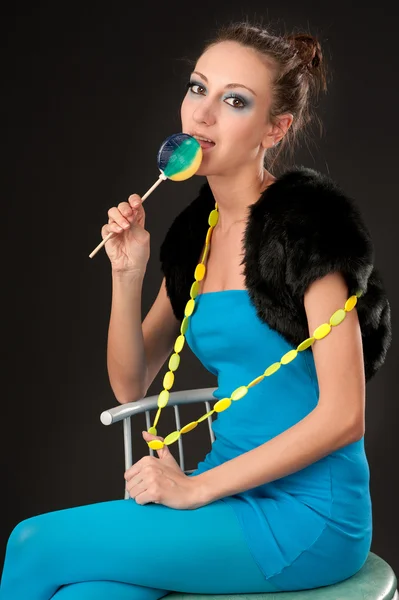 Vacker Tjej Med Lollipop Mörk Bakgrund — Stockfoto