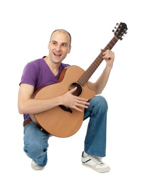 adam beyaz izole akustik gitar