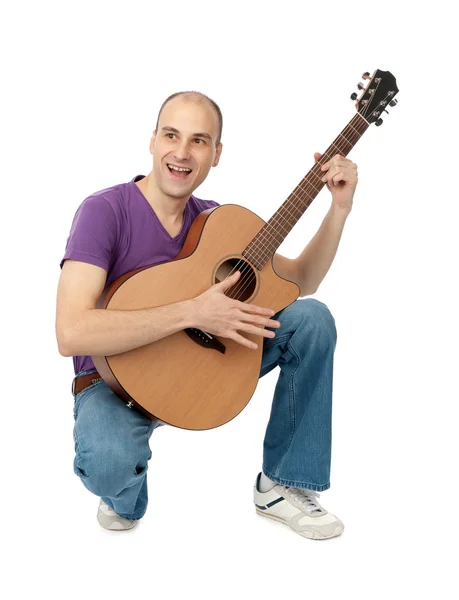 白で隔離されるアコースティック ギターを持つ男 — ストック写真