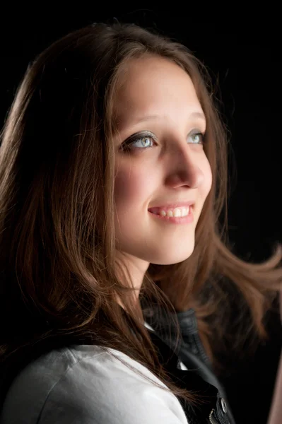 Retrato de close-up de uma jovem mulher feliz sorrindo — Fotografia de Stock