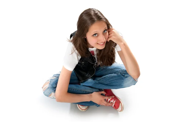 Εφηβικό κορίτσι που κάθεται στο πάτωμα — Φωτογραφία Αρχείου